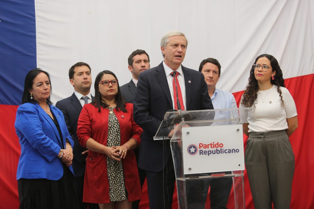 Partido Republicano acusó que detrás de los incendios “están los grupos radicales de izquierda” y que se ha ocultado información