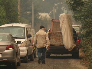 Solicitan evacuar sectores de Coronel ante avance de incendios: Llamas se acercan a las viviendas