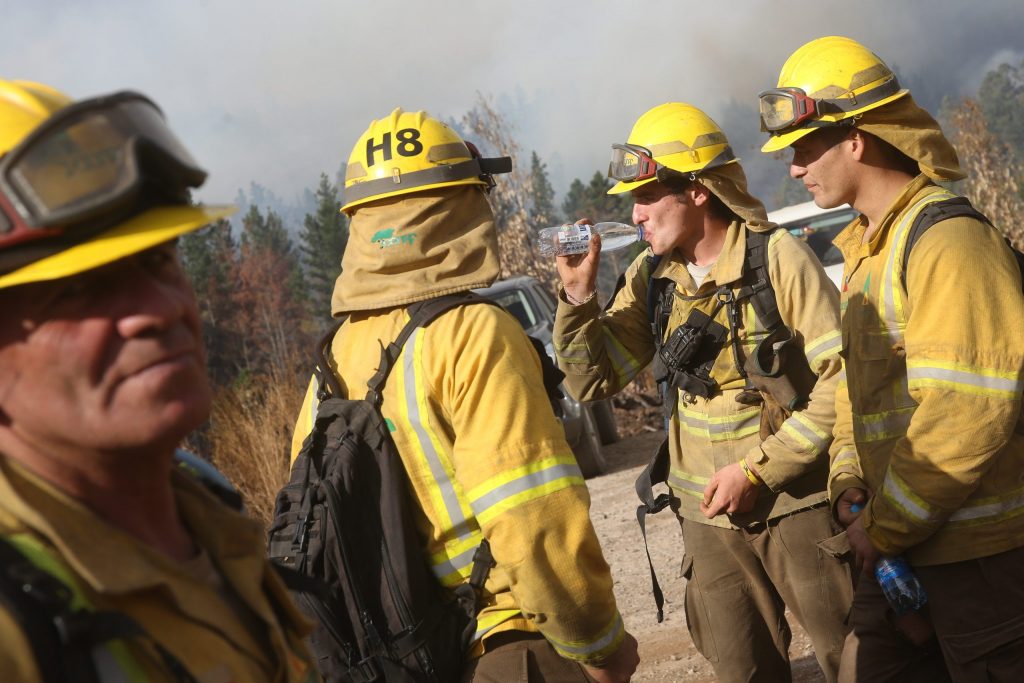 Alerta Roja por incendio forestal en Laguna Verde: SENAPRED activa servicio de mensajería SAE para evacuación