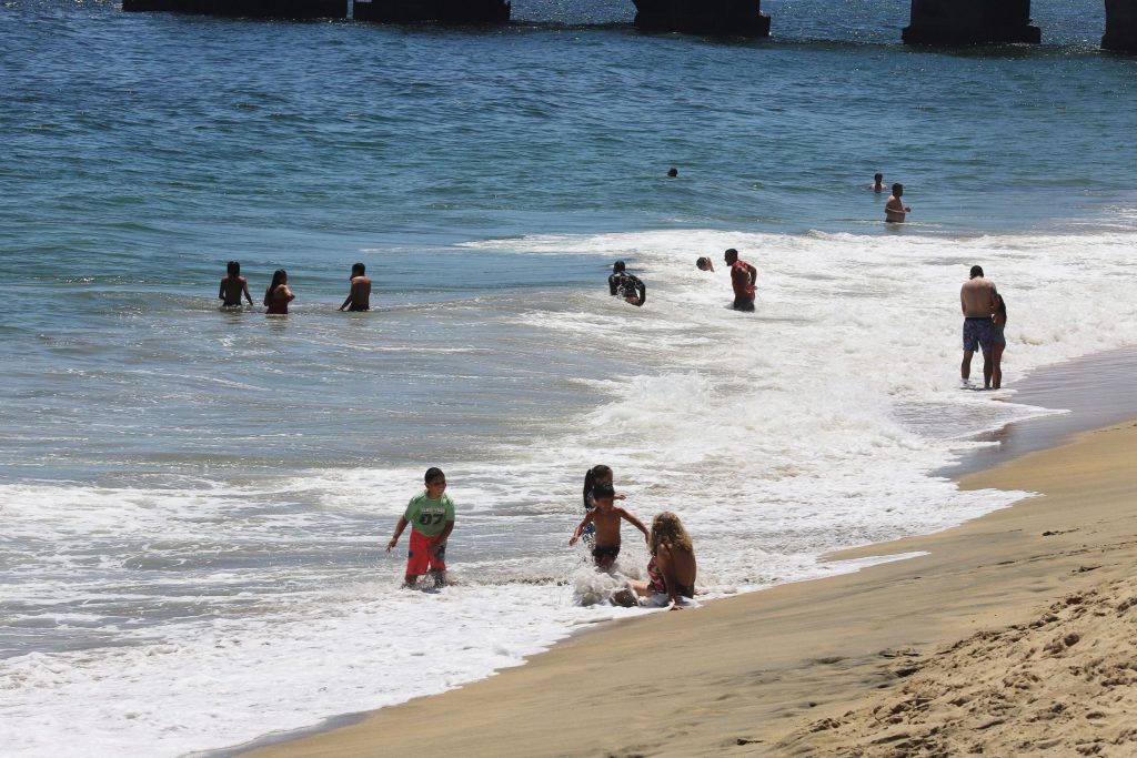 Padre murió ahogado por salvar a su hijo en playa de Algarrobo: Niño fue rescatado con vida