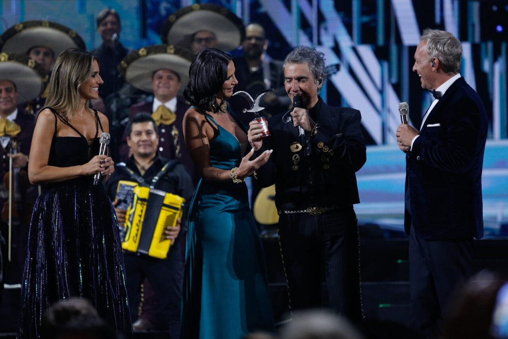 “¡Rubia, qué ironía!”: El particular momento de Alejandro Fernández con modelo que le entregó la gaviota en el Festival
