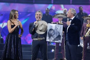 Alejandro Fernández recibió especial obsequio durante su presentación en Viña: