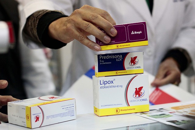 Sernac detecta diferencias de más de $25 mil entre un medicamento referente y uno bioequivalente