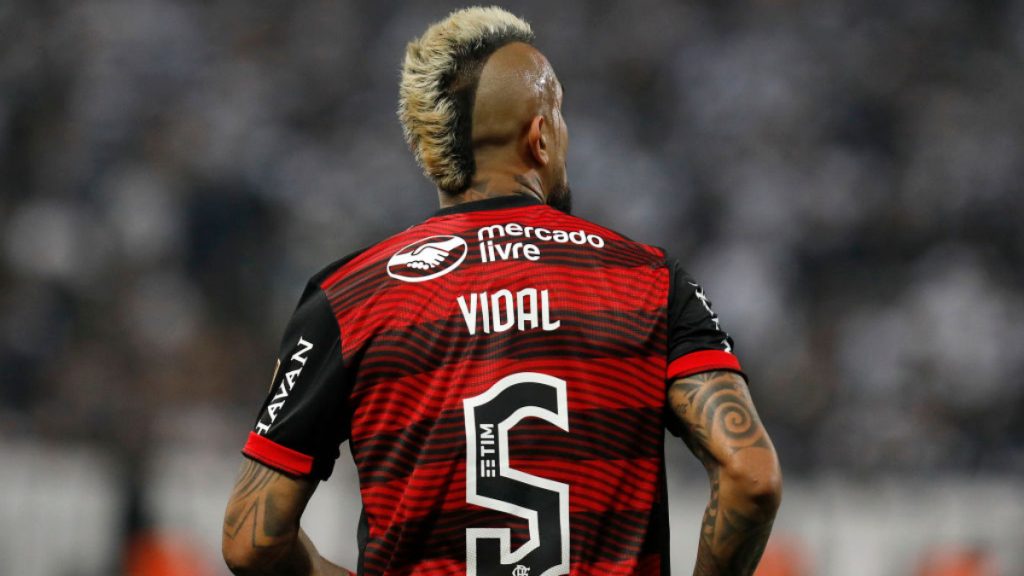 Todo mal para el King: Flamengo multa a Vidal por su noche de furia