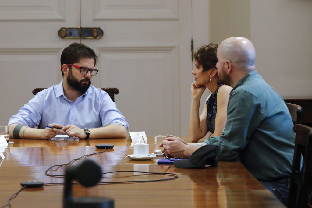 “Se están investigando”: Ministro Jackson confirma entrega de material audiovisual a la Fiscalía de personas iniciando fuego