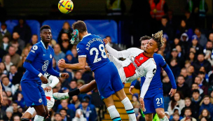 La escalofriante patada en el rostro que recibió César Azpilicueta en derrota del Chelsea