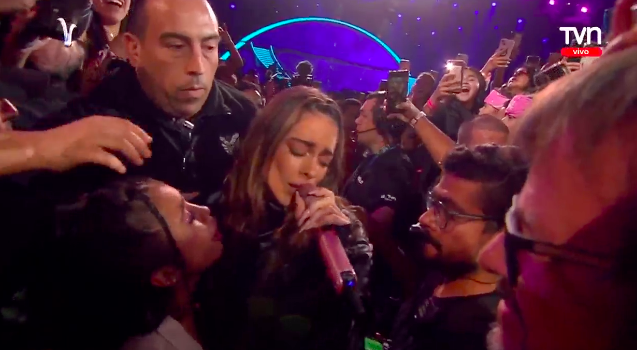 Tini Stoessel vivió tierno momento con fanática durante su presentación en Viña 2023