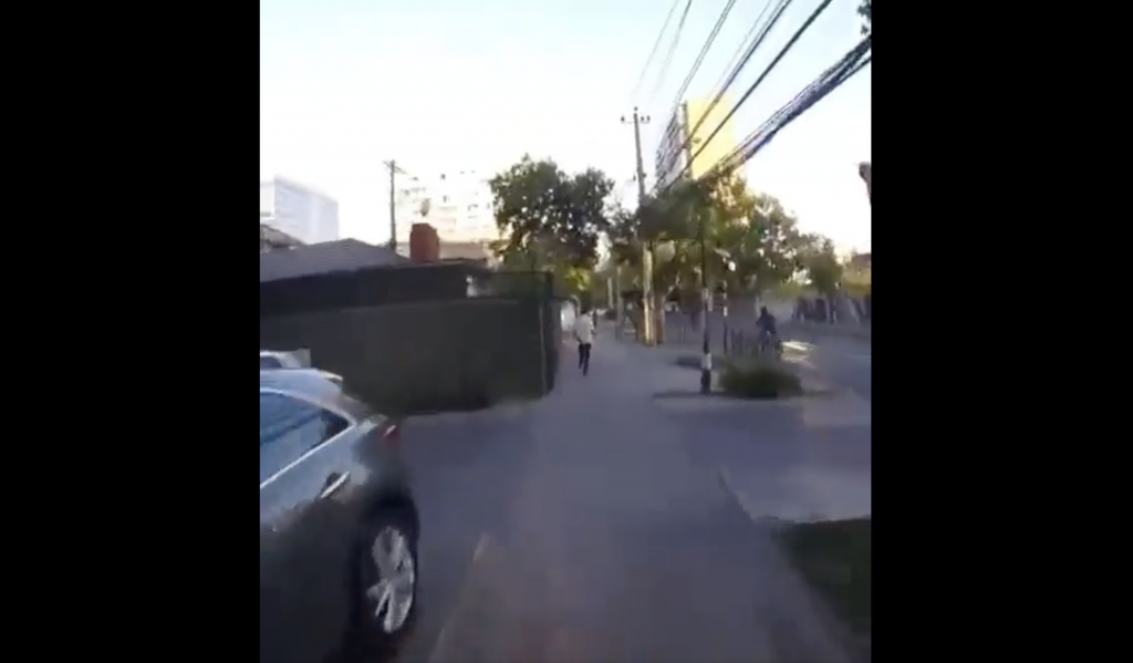 Video| Ciclistas frustran robo de celular a mujer en Ñuñoa