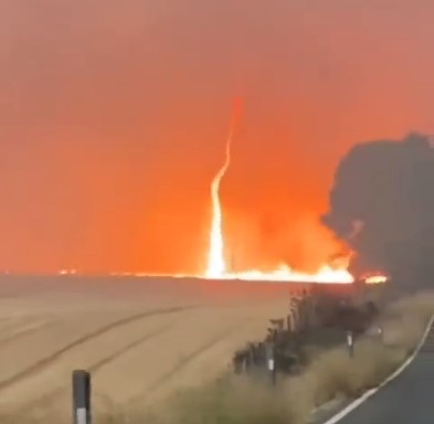 Captan impactante “tornado de fuego” durante incendio forestal en El Carmen