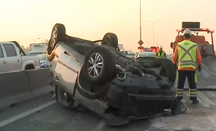 Grave accidente en Vespucio Norte: Un auto terminó volcado y una lesionada de gravedad