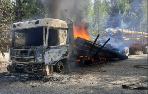 Ataque en La Araucanía: Queman y balean camiones de la forestal CMPC