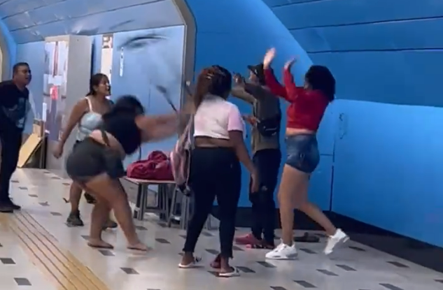 VIDEO | Registran violenta pelea de vendedores ambulantes en el Metro
