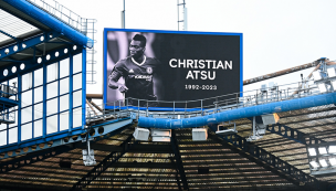 El conmovedor minuto de silencio en Stamford Brigde en memoria de Christian Atsu