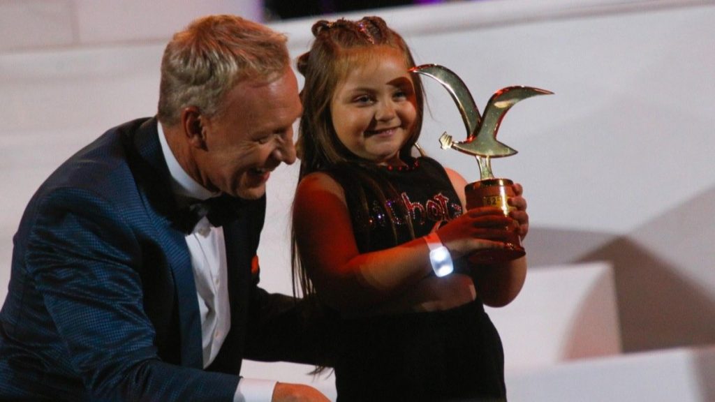 “Quiero buscar a Karol G…”: La búsqueda de la madre de Matilda tras gaviota de oro que le regaló la cantante