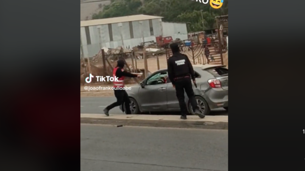 Guardias de seguridad destruyen auto de supuesto “mechero” en Cartagena
