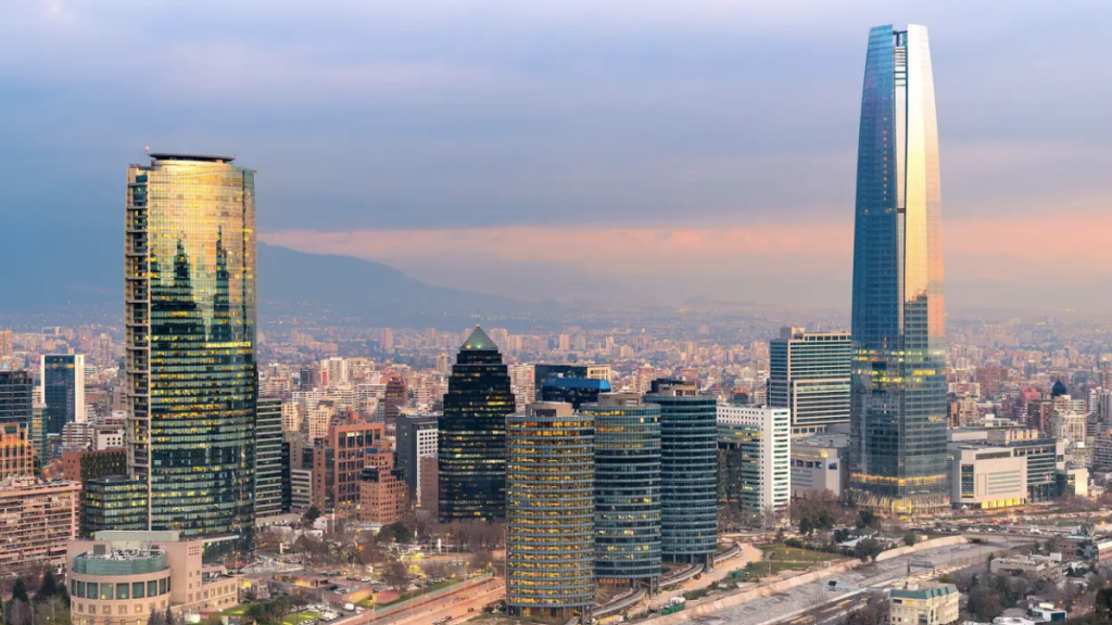 “Una buena casa en un mal barrio”: Bloomberg reconoce que Chile vuelve a ser un buen país para invertir