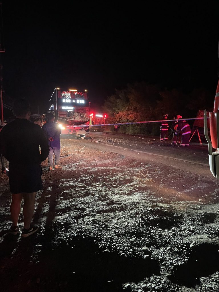 Violento choque entre bus y camión repartidor de gas deja un fallecido y 27 heridos en La Araucanía