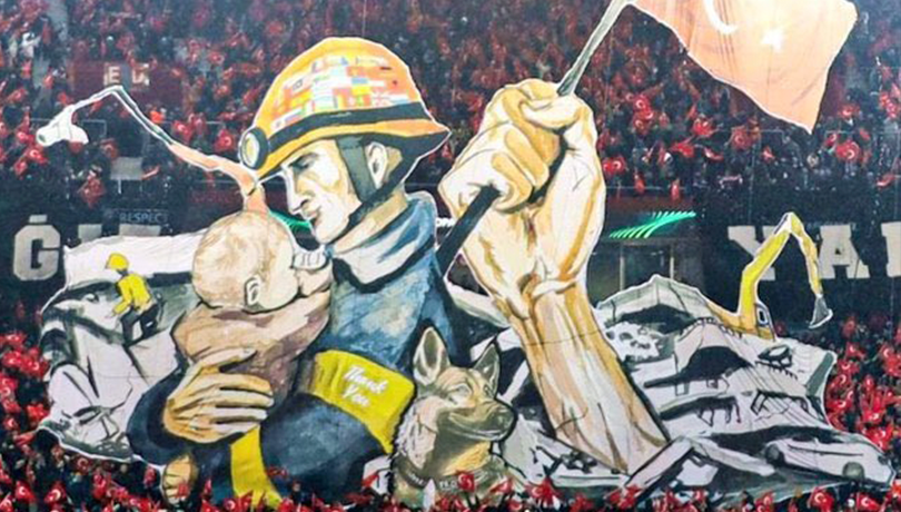 Hinchas de Trabzonspor realizan emotivo homenaje a los rescatistas tras el terremoto