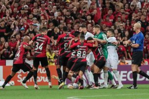 ¡Vergonzoso! Clásico de Atletiba termina con violentos enfrentamientos en Brasil