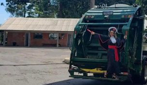 Brasil: Joven se tituló de abogada y lo celebró con fotografía en camión de basura donde trabajó por 12 años