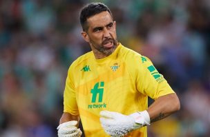 ¿Se ilusionan en Colo-Colo? Claudio Bravo no renovaría en el Betis