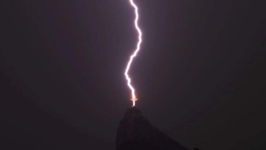 Impactante registro fotográfico de un rayo que iluminó al Cristo Redentor en Río de Janeiro