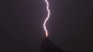 Impactante registro fotográfico de un rayo que iluminó al Cristo Redentor en Río de Janeiro