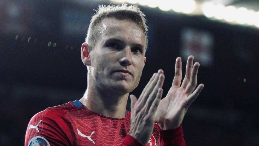 “Ya no quiero esconderme”: futbolista checo anuncia que es gay