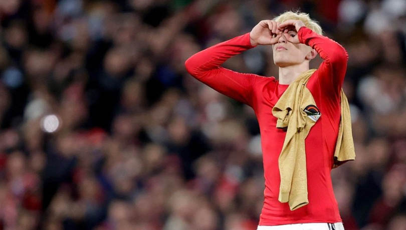 ¿Burla? El gesto y mensaje de la promesa del United tras vencer al Barcelona