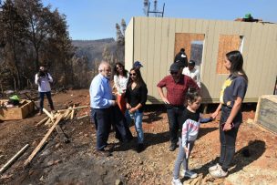 Ministro Montes participó en la instalación de las primeras viviendas de emergencia en Tomé