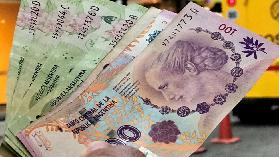 Inflación en Argentina escala al 6% mensual y se sitúa en el 98,8% interanual en enero