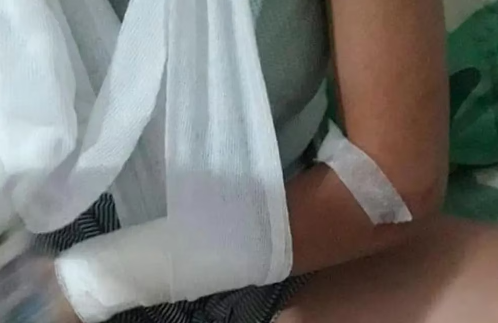 “No la puedo abrazar, tiene mucho dolor”: Joven se lanzó de un auto para evitar su secuestro