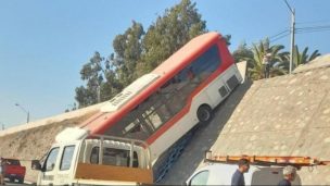 Conductor de micro que cayó a una autopista en Puente Alto quedó detenido