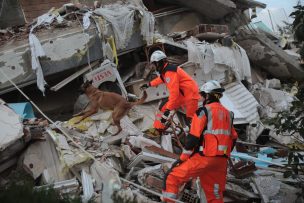 Encuentran con vida a niño de 12 años tras 260 horas atrapado bajo los escombros en un edificio en Turquía