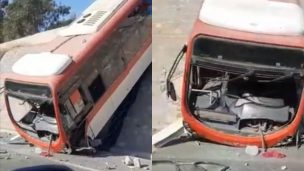 Bus del transporte público quedó incrustado en una autopista en Puente Alto