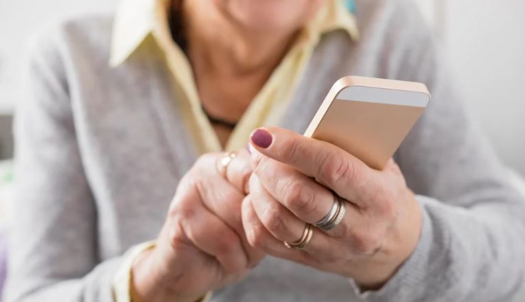 Lanzan plataforma de acompañamiento telefónico para personas mayores