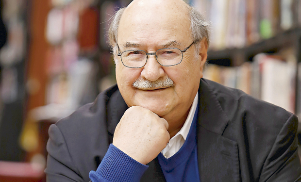 Hijo de Antonio Skármeta desmiente la muerte del escritor: “Sigue muy vivo y coleando”