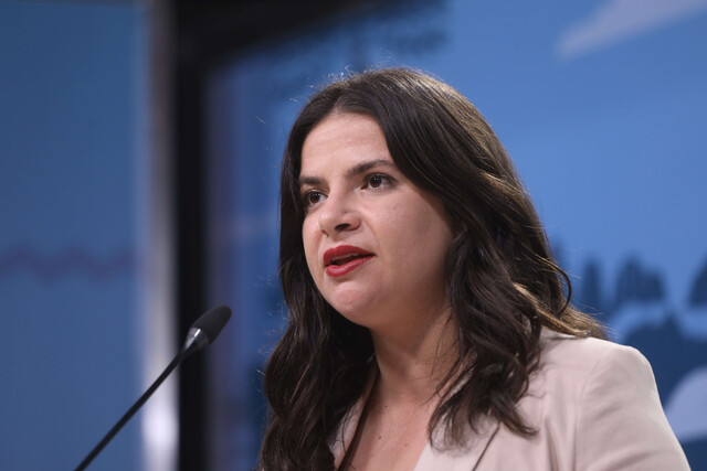 Ministra Orellana se suma a críticas por “compra de guagua” de actriz española Ana Obregón