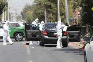 Carabineros balea a delincuentes que intentaban robar a persona a la salida de un banco en San Joaquín