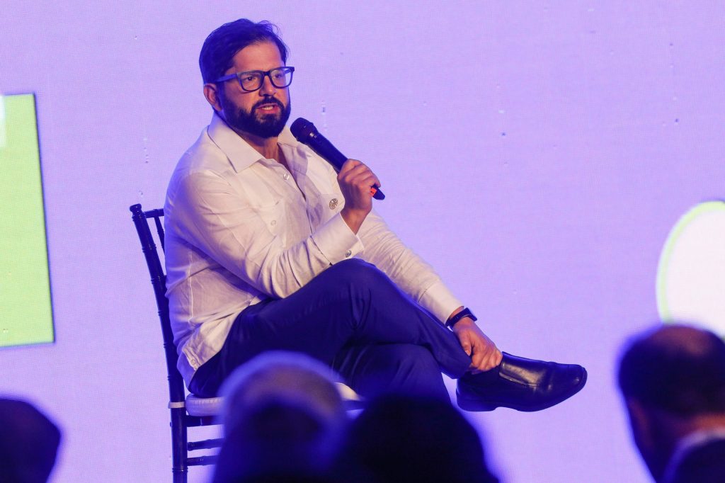 “Juntos estamos gobernando y teniendo un diálogo intergeneracional”: Boric se refiere a la alta presencia de jóvenes en el Gobierno