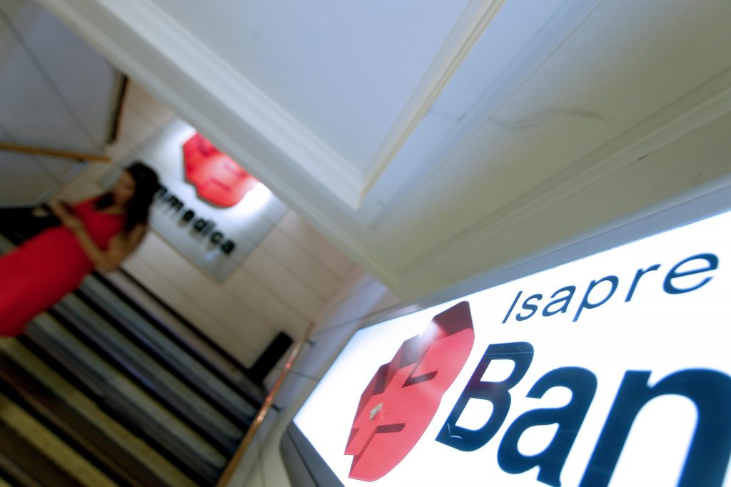 Ejecutiva de Isapre afilió a hombre falsificando su firma