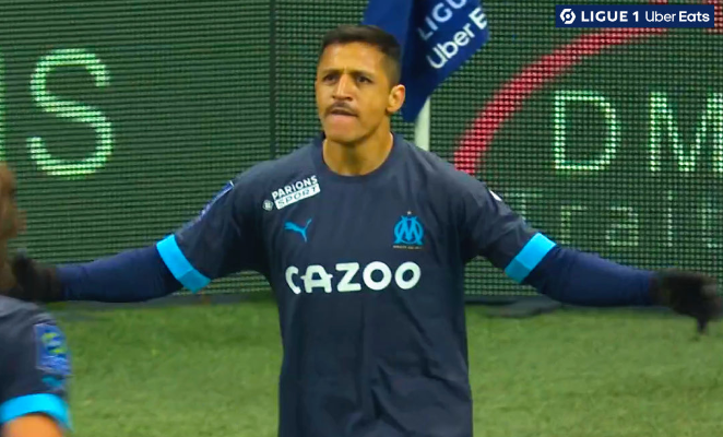 ¡Maravilloso! Alexis Sánchez sorprende con un golazo de tiro libre