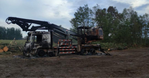 Nuevo ataque incendiario en La Araucanía: Encapuchados queman tres máquinas forestales en Cunco