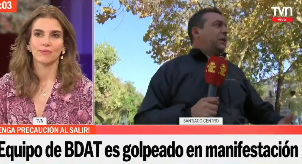 “¡Me pegaron maleteramente por la espalda!: Manifestantes agreden a periodista de TVN y a otro del Mega