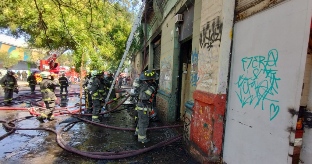 Incendio consume a denominada “fortaleza narco” en el Barrio Yungay en Santiago: Hay desvíos de tránsito