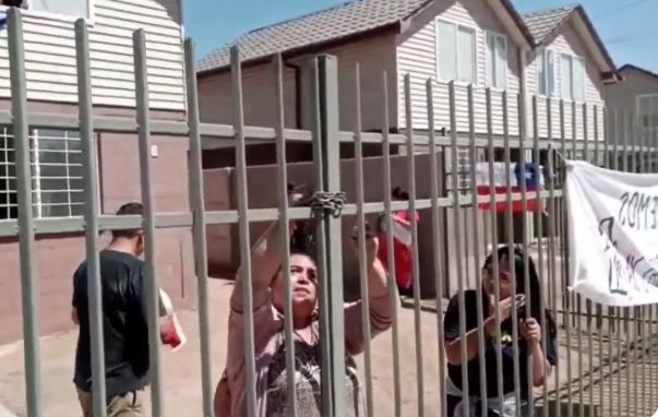 Buin: Vecinos protestan por retraso de tres años en entrega de sus casas