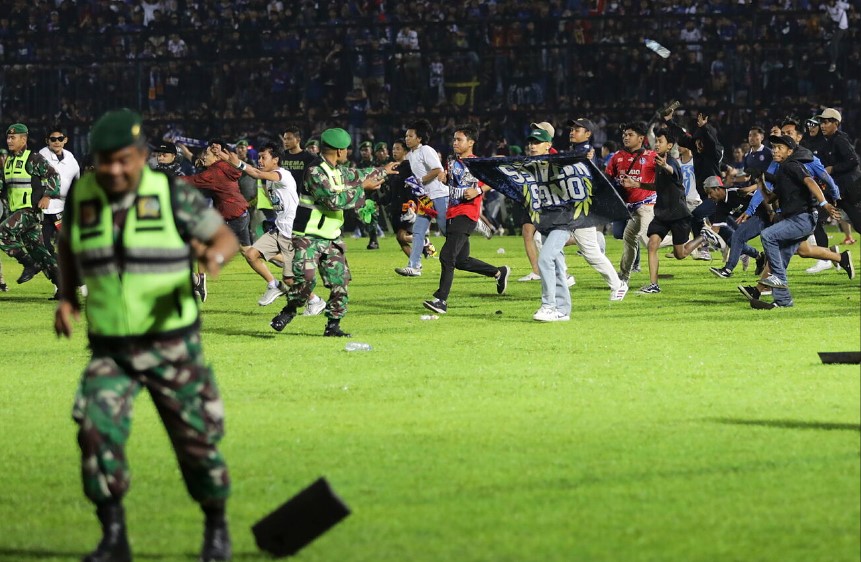 Condenan a policía tras letal estampida en estadio de Indonesia