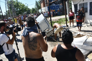 Rosario: Vecinos saquearon e incendiaron casa de narco tras muerte de niño de 12 años