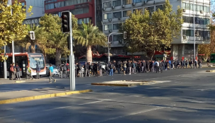 Estudiantes cortan el tránsito en Plaza Baquedano