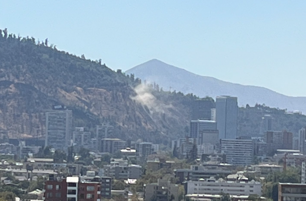 Sismo en zona centro provocó desprendimiento de tierra en el Cerro San Cristóbal